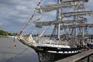 Poupe du Belem accosté au port