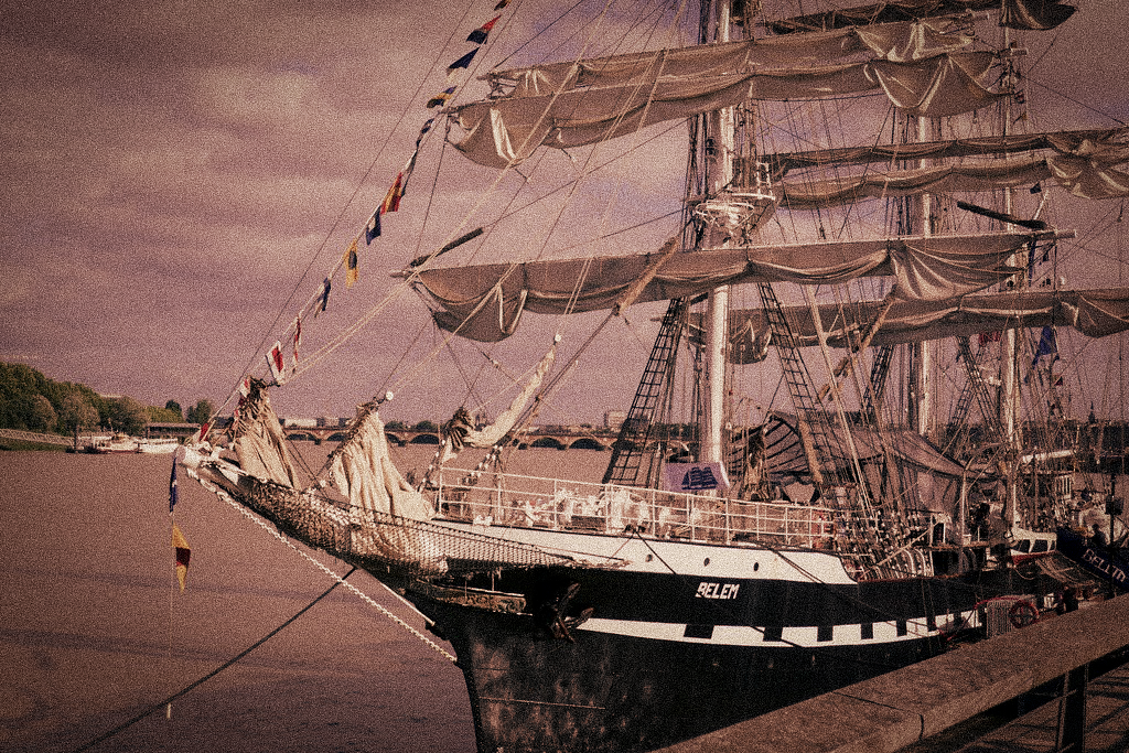 Photo effet vintage du Belem au port